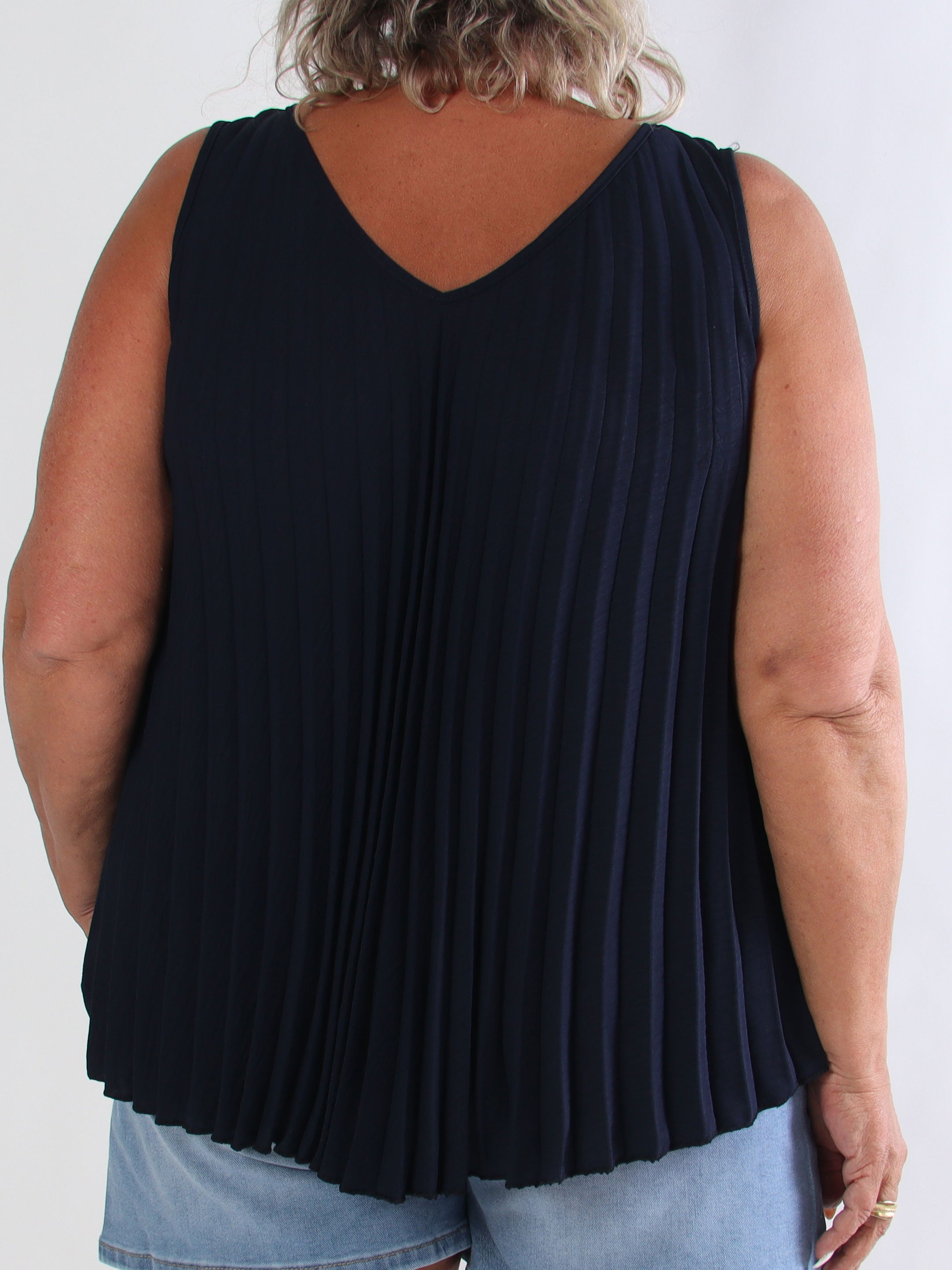 Linda Top - Fin plisseret plus size top i viskoseblanding med V-udskæring